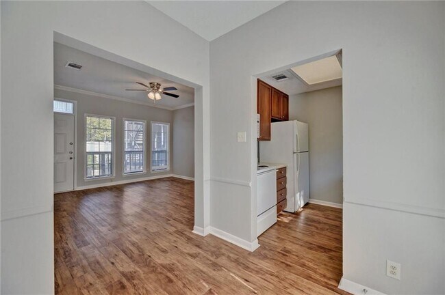 Building Photo - 711 W 21st St