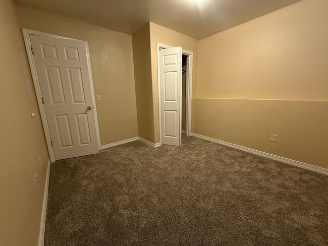 Building Photo - 460 Center St