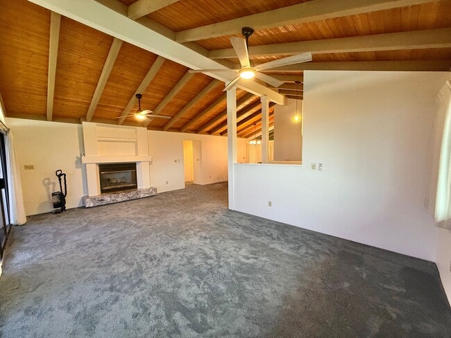 Building Photo - Beautiful 3 Bedroom / 2.5 Bathroom Home in Wailuku Heights!