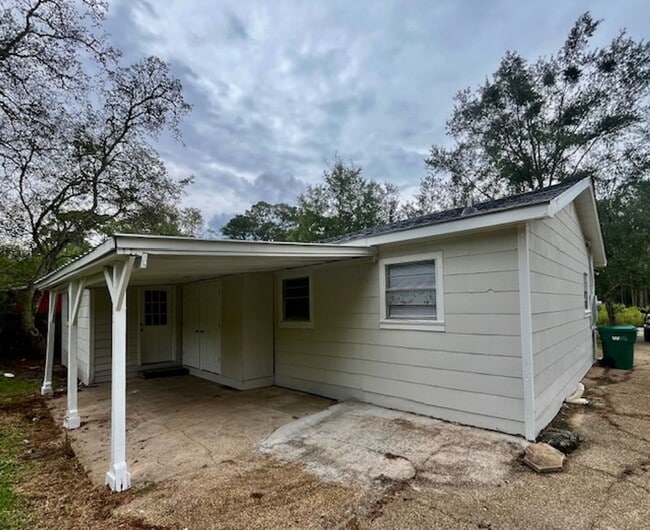 Building Photo - Moss Point 3 Bedroom