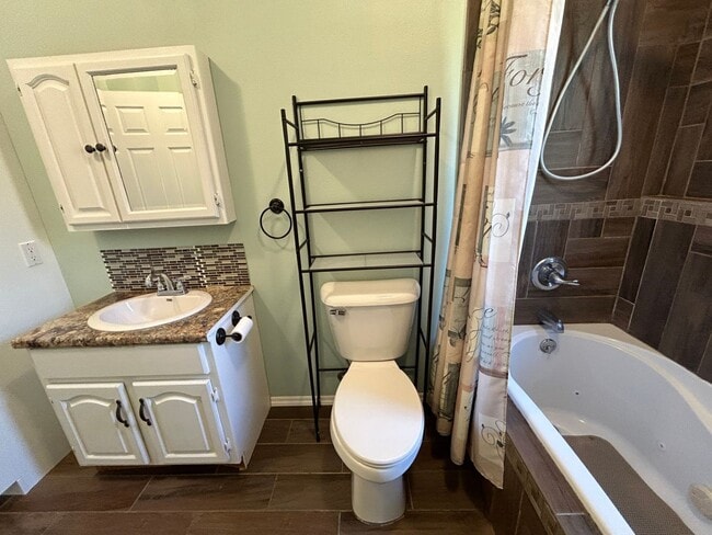 Building Photo - 3 Bedroom 1 Bath Large House with Garage & Many Amenities