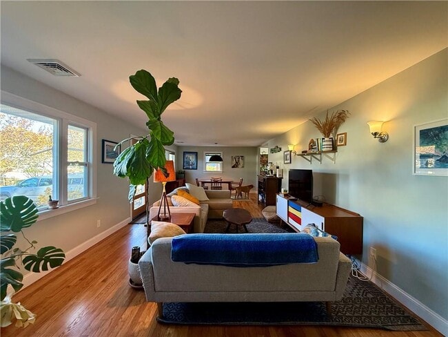 Building Photo - 11 Holmes St