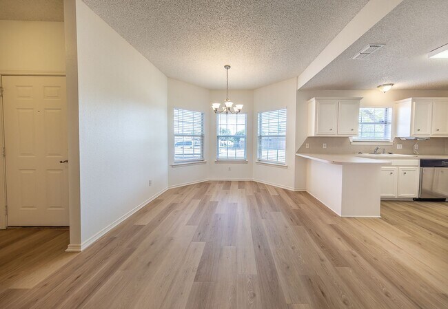 Building Photo - 3 Bed 2 Bath Move In Ready!