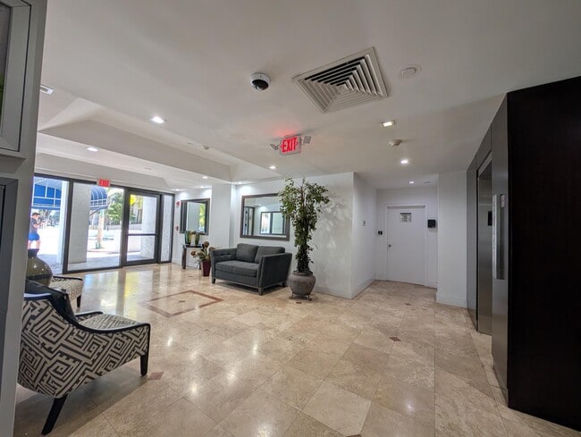 Building Photo - 2715 Tigertail Ave