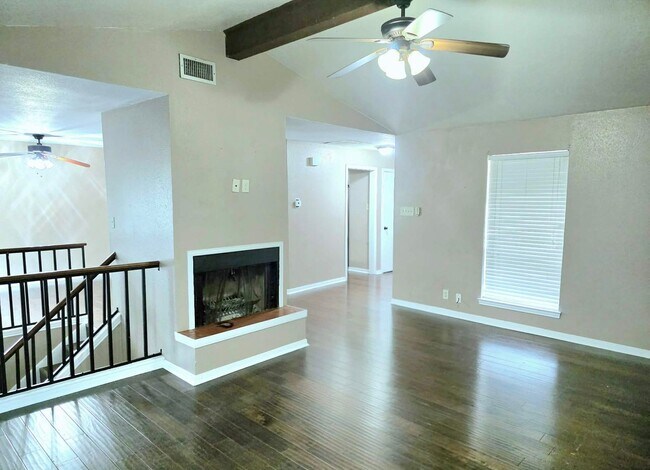 Building Photo - Move In Special $500.00 Security Deposit