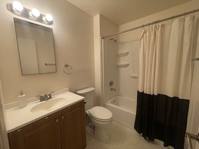 Building Photo - Beautiful 4 bedroom 2 bath Home