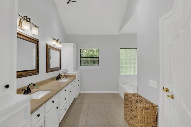 Building Photo - 44 Lake Forest Cir