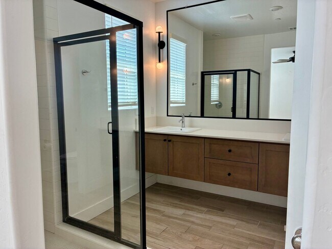 Building Photo - 2846 E Tamarind Dr