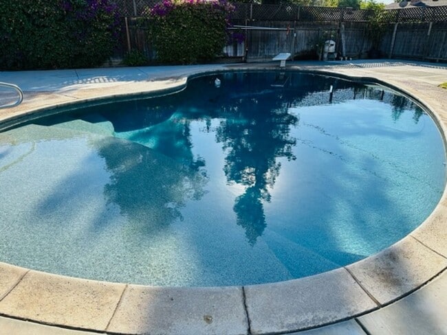Building Photo - $2,300 First & Bullard 3 Bedroom, Pool, Ho...