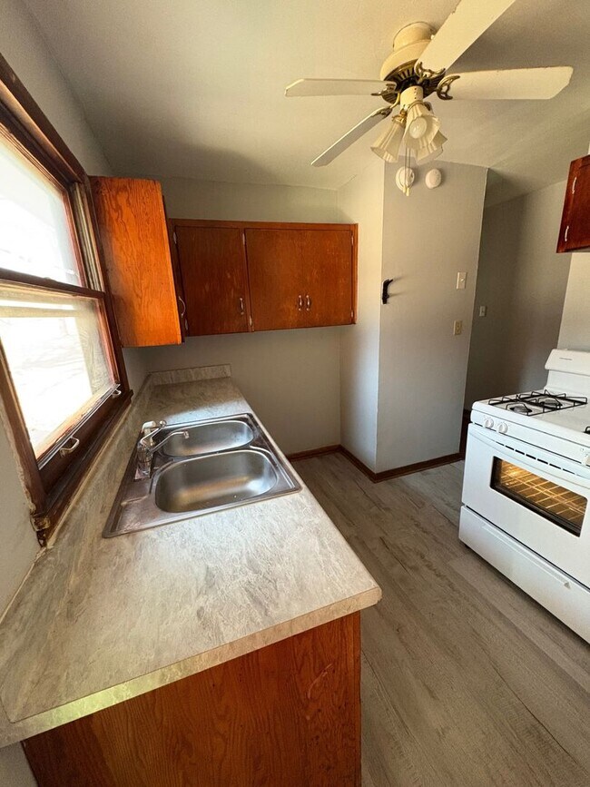 Building Photo - 3 Bedrooms and 1 Bathroom