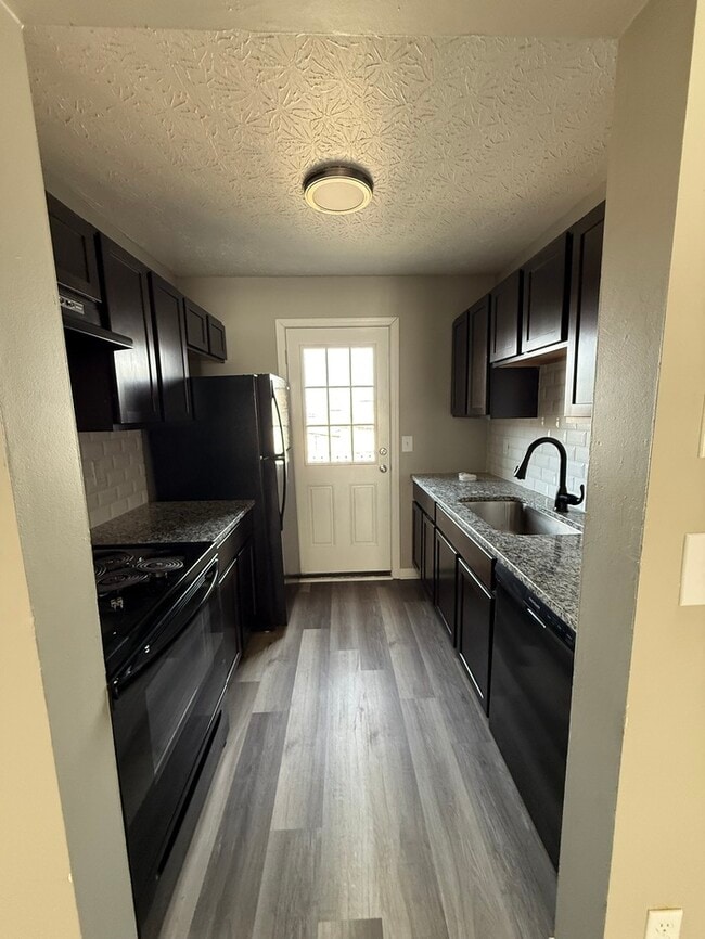 Building Photo - Townhome