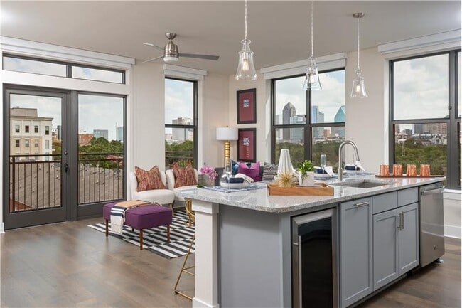 Building Photo - 3329 Oak Grove Ave