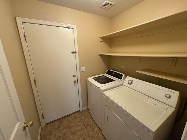 Building Photo - 3 Bedroom - 2 Bath - Mesa