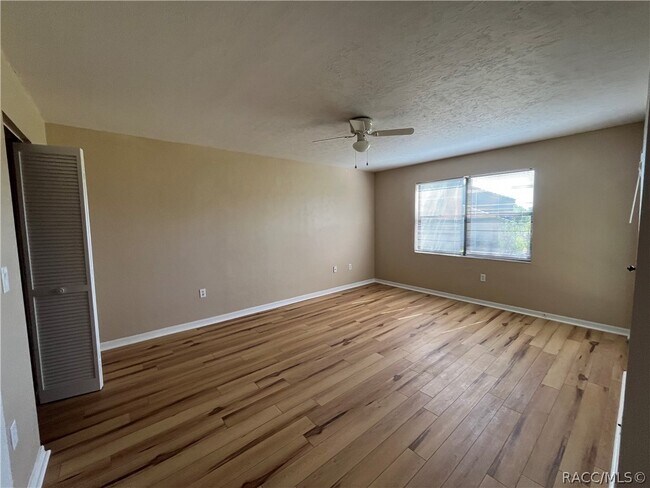 Building Photo - 790 E Gilchrist Ct