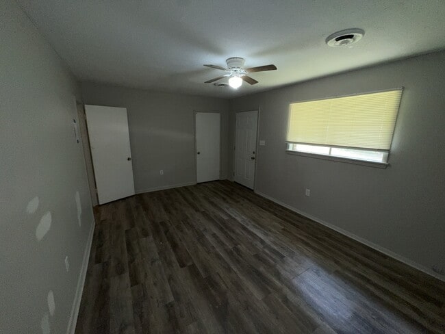Building Photo - 5558 Queen Mary Ln