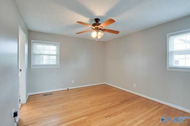 Building Photo - 2107 Edinburgh Dr SW