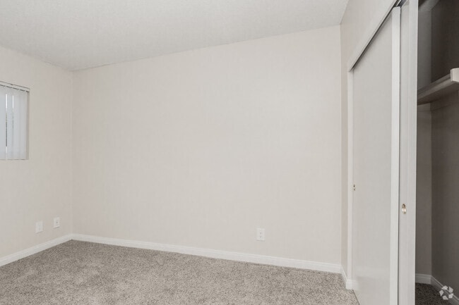 2BR, 1BA - 1,000SF - Stonecrest Pointe Apartments