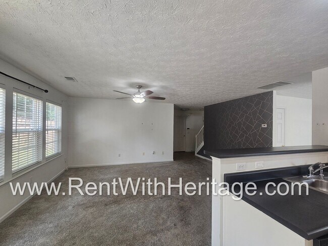 Building Photo - Gorgeous 5 bedroom, 2.5 bath / Attention t...