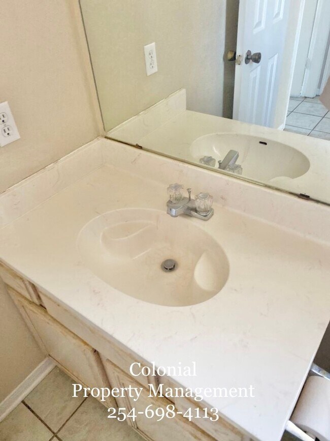 Building Photo - AVAILABLE NOW!