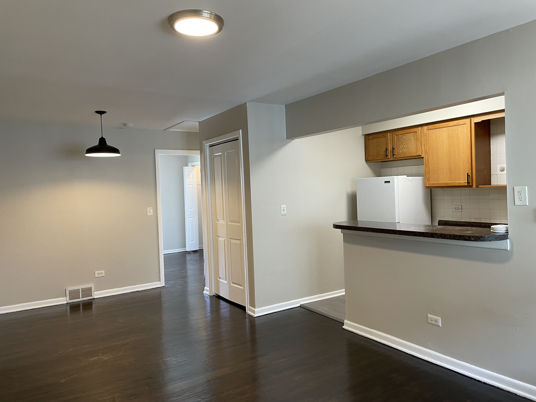 Building Photo - 565 Sidney Ave