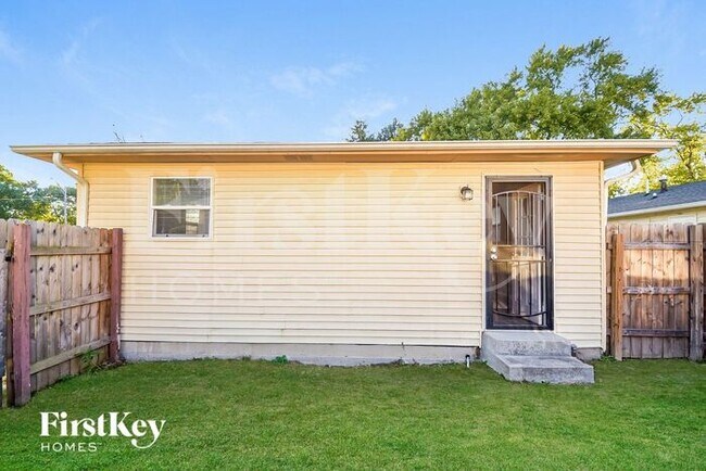 Building Photo - 4601 N Richardt Ave