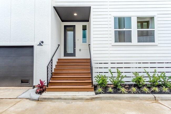 Building Photo - 1439 W 25th St