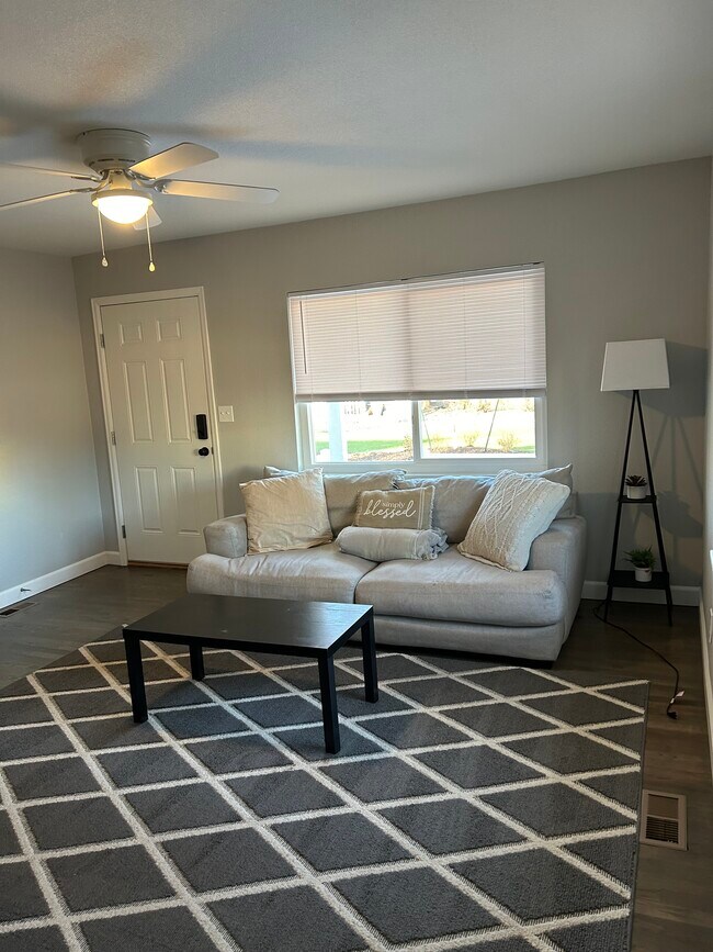 Living Room furnished - 3410 N Cascade Ave
