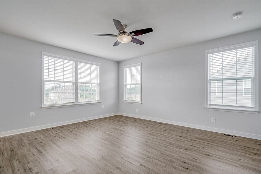 Building Photo - 1413 Kerr Dr