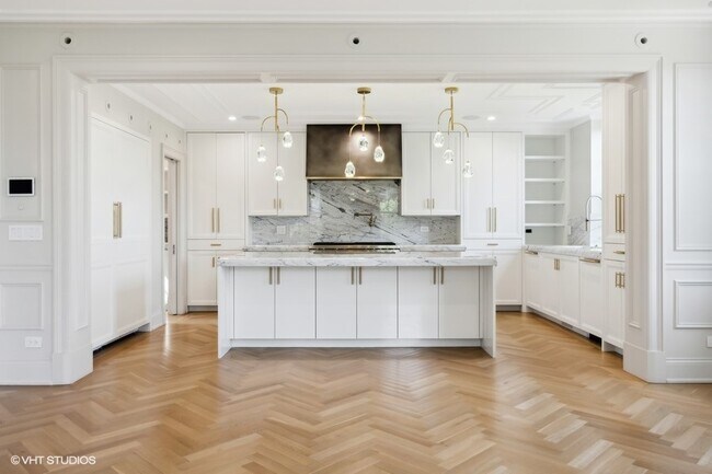 Building Photo - 2700 N Lakeview Ave