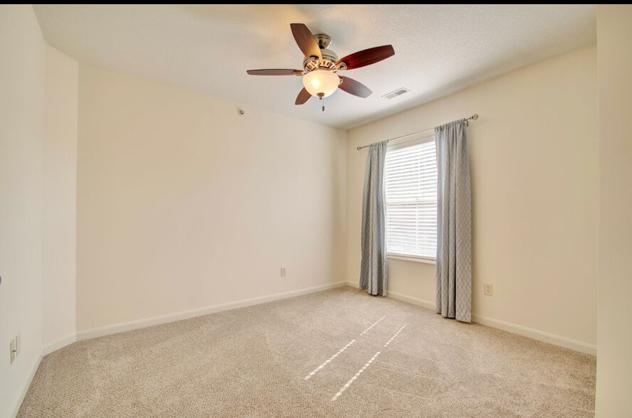 Building Photo - 2223 Rolling Hills Dr