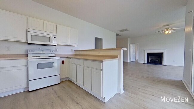 Building Photo - 4705 Pineview Dr