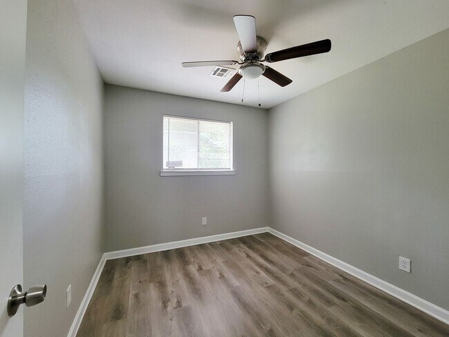 Building Photo - REMODELED 3 BEDROOM LEASE HOME WITH ALL THE UPGRADES THROUGHOUT. COME TAKE A LOOK AT THIS