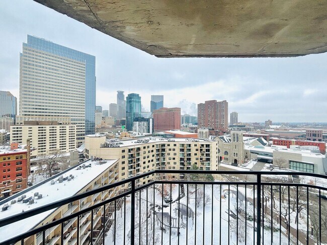 Building Photo - Beautiful 1 bed 1 bath executive condo! Heated parking, gym, sauna!