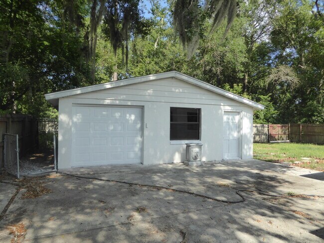 Building Photo - 777 La Marche Dr