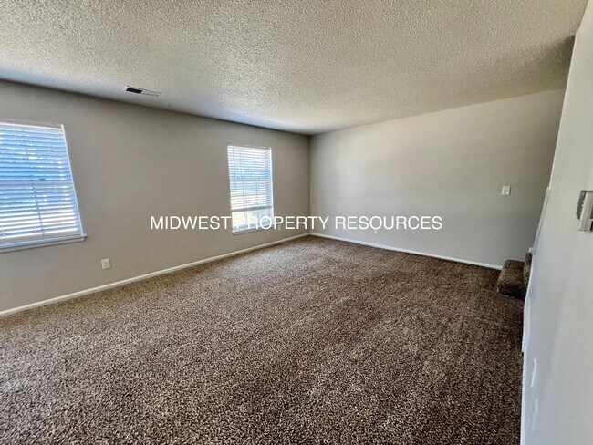 Building Photo - Stunning 2 Story townhome w/ outdoor Maintenance provided