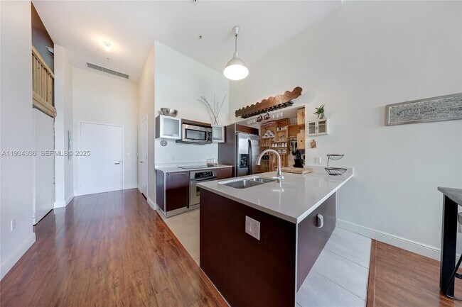 Building Photo - 1900 N Bayshore Dr