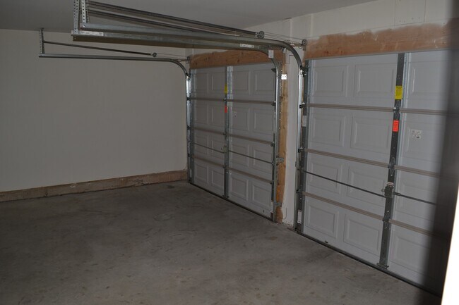 Building Photo - Beautiful Bi-level  Home w/ 2 car Garage and Central AC. One Pet OK!