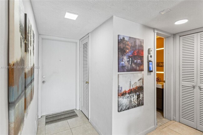 Building Photo - 2200 Diana Dr