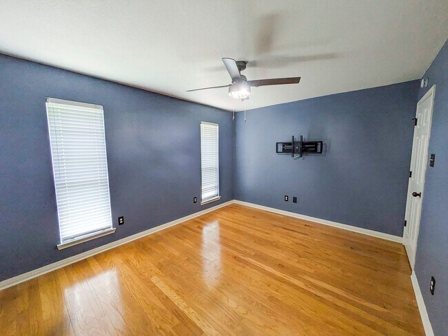 Building Photo - 7647 Rosewood Dr