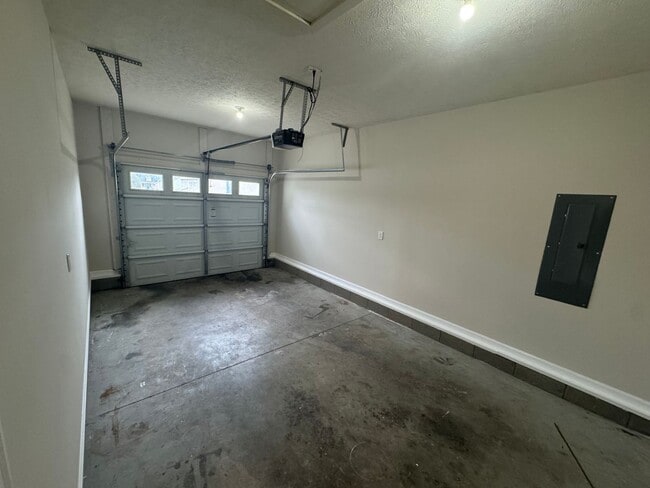 Building Photo - Newly Renovated 3BR 2BA home close to GM, ...