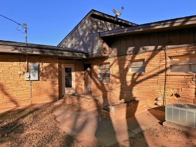 Building Photo - Adorable Mid Century Modern home on a corner lot!