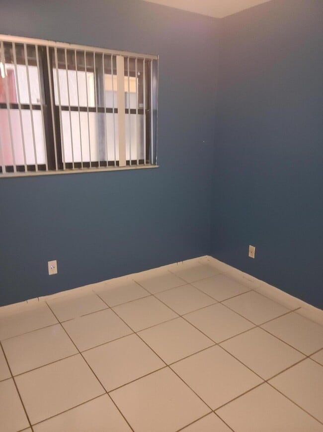 Building Photo - 2977 Riverside Dr