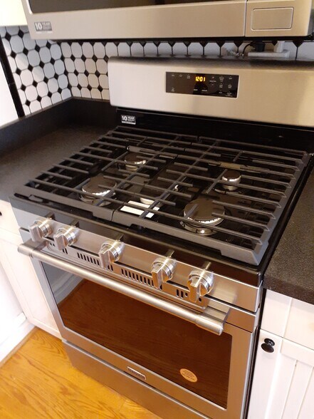 Gas Oven - 6101 N Sheridan Rd