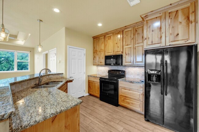 Building Photo - 623 Skyline Dr