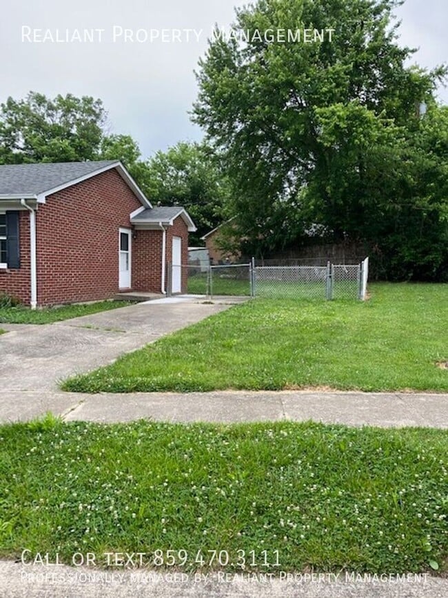 Building Photo - 620 Barefoot Dr