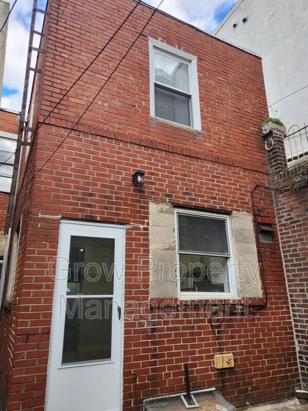 Building Photo - 1344 S 9th St
