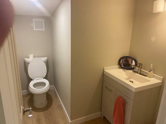 Building Photo - Newly Renovated Home in a Friendly, Active Neighborhood