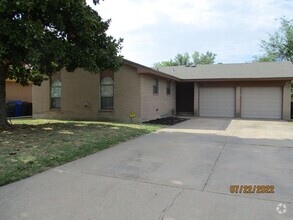 Building Photo - (4) Bed/(2.5) Bath in Core Norman Avail NO...