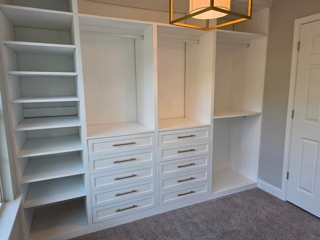 Building Photo - 1048 Meadowoods Dr