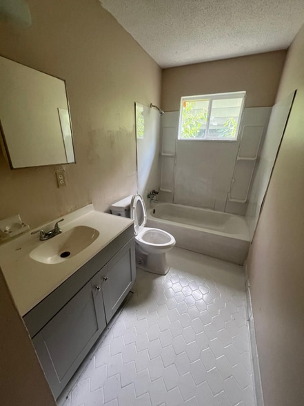 Building Photo - 3058 Lenta Cove